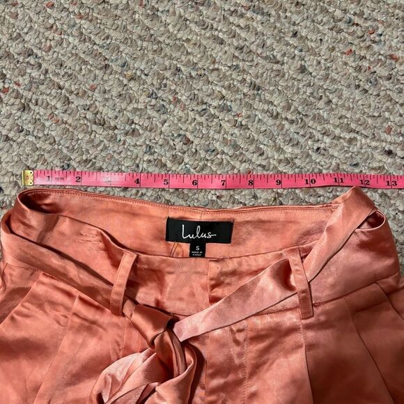 NWT Lulu’s Satin Paperbag High Waisted Belt Shorts- Size Small - Picture 6 of 9
